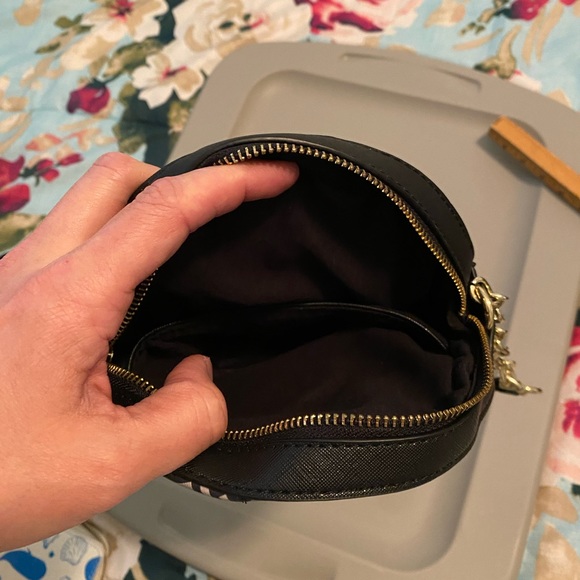 Crossbody women’s round purse in black - Picture 2 of 3